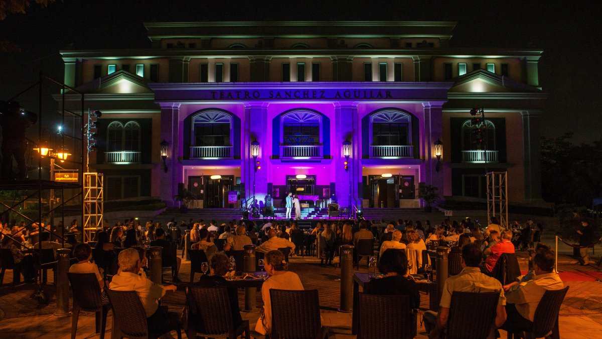 Los actores Ana Passeri y Fabo Doja (al fondo) fueron registrados, durante una presentación de una obra de teatro al aire, en los exteriores del teatro Sánchez Águila, en la ciudad de Saborondón (Ecuador).