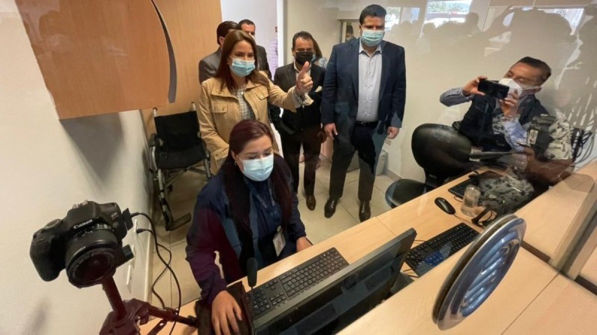 La ministra de Telecomunicaciones Vianna Maino, visitó la semana anterior las agencias del Registro en Azuay y Cañar para constatar cómo marcha el servicio.