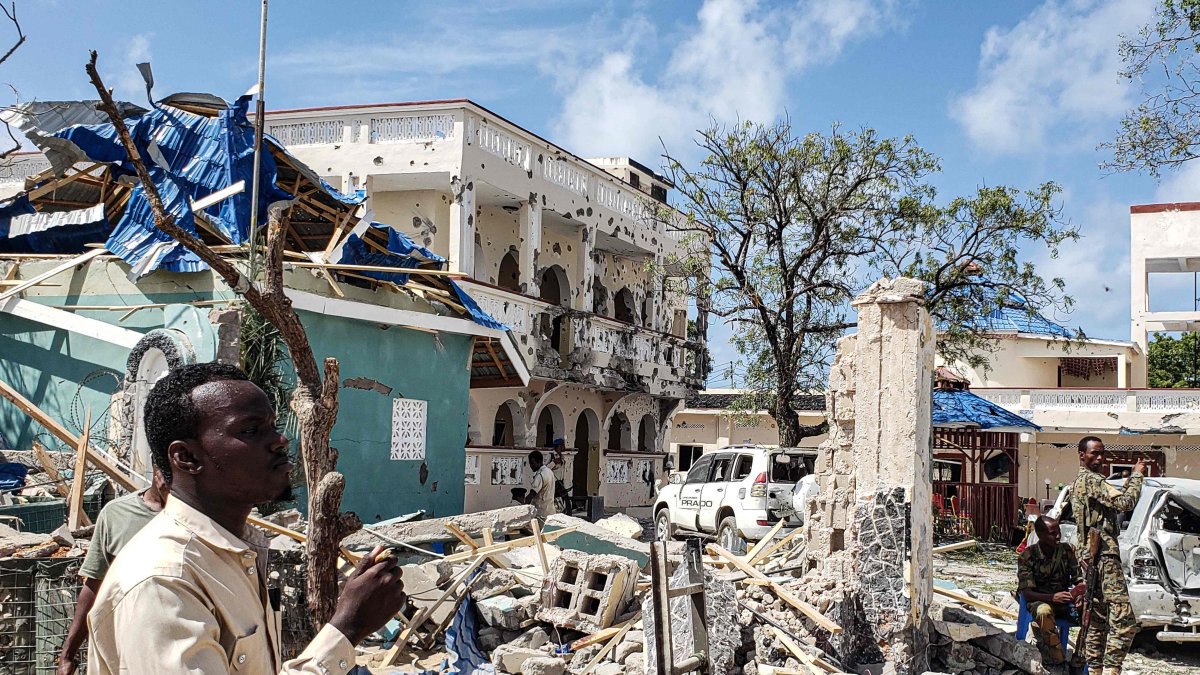 Al menos 23 muertos en un atentado contra una base militar en Somalia.