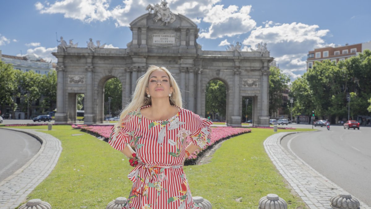 La frescura de sus looks es una de sus características. Y así se despidió de la ciudad de la mítica Puerta de Alcalá.