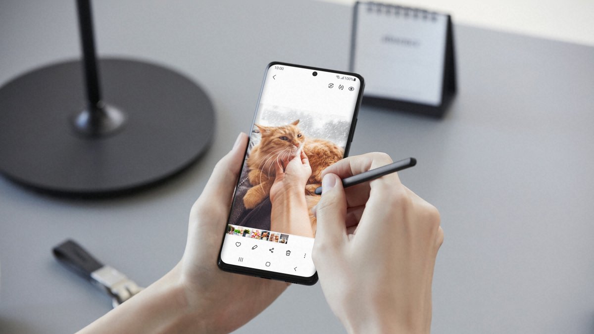 Sus biseles delgados y el sutil corte de cámara ofrecen un enorme espacio para que puedas ver y disfrutar. El S Pen es solo una ventaja.