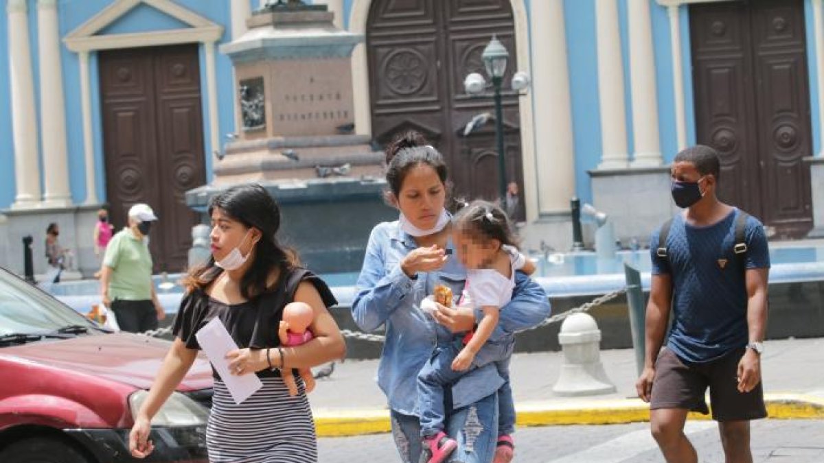 La gente usa las mascarrillas inadecuadamente muchas veces, pese a la amenaza de una variante de la Covid super contagiosa, que se riega por el mundo.