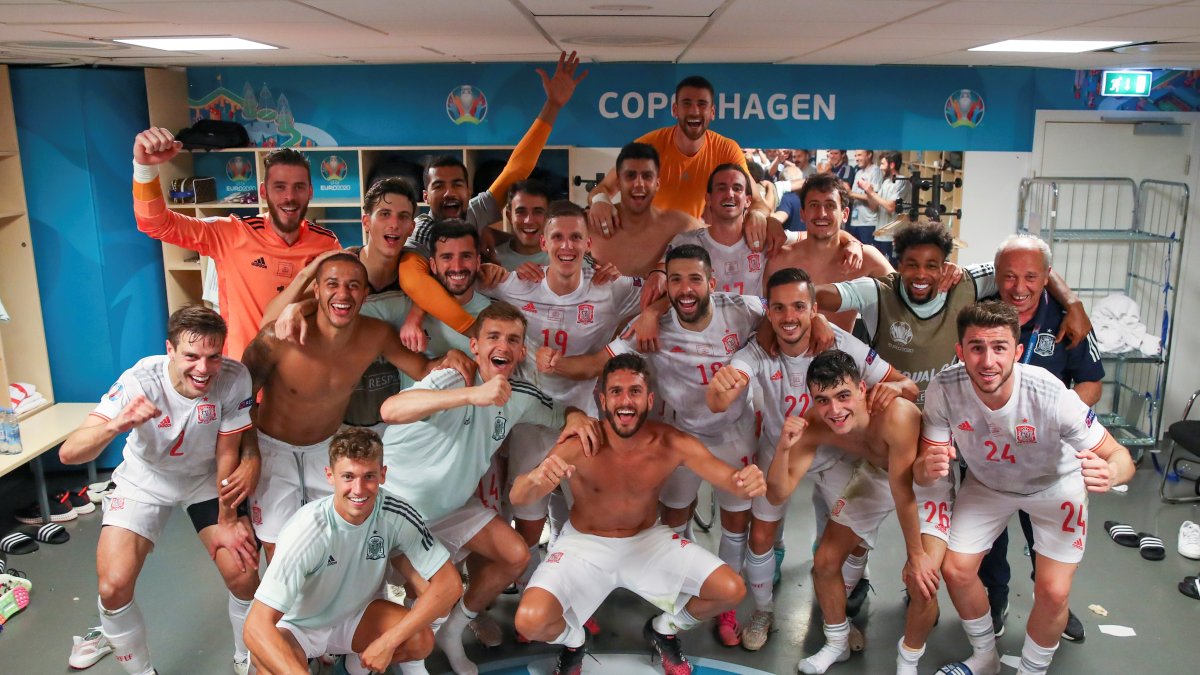 La celebración del combinado español dentro del camerino tras vencer a Croacia.