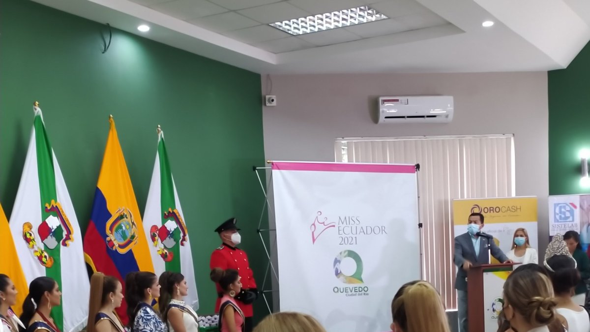 Un encuentro entre el alcalde de Quevedo y las aspirantes al trono de Miss Ecuador.