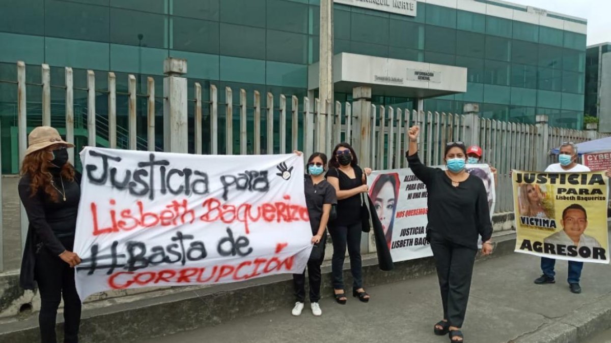 La mamá de Lisbeth Baquerizo realizó un plantón para pedir la celeridad y transparencia en la investigación.