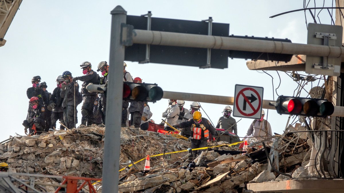 Rescatistas fueron registrados este lunes al trabajar en la zona en la que un edifico de doce plantas se derrumbó la semana pasada en Surfside (Florida, EE.UU.).