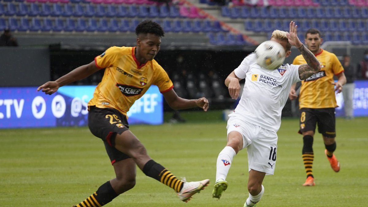 Joshue Quiñonez (i), defensa de Barcelona, es una de las alternativas para reemplazar a Riveros en caso de que no llegue al Clásico.