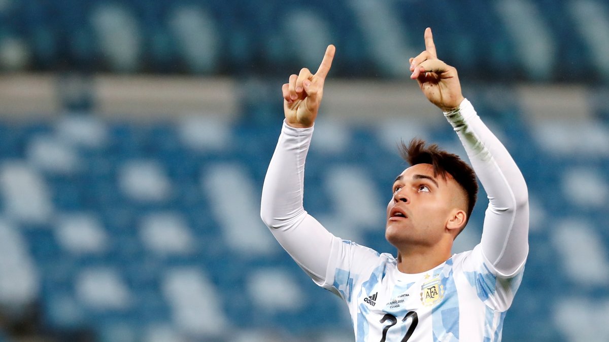 Lautaro Martínez de Argentina celebra un gol hoy, en un partido del grupo A entre Bolivia y Argentina de la Copa América en el estadio Arena Pantanal en Cuiabá (Brasil).
