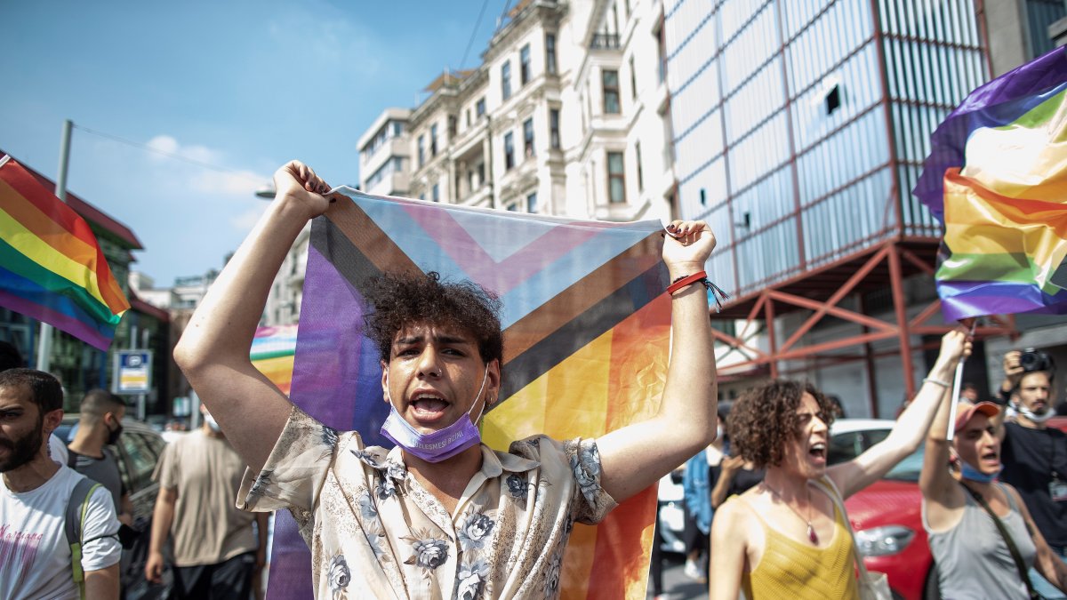 La policía dispersa la marcha anual del orgullo gay en Estambul.