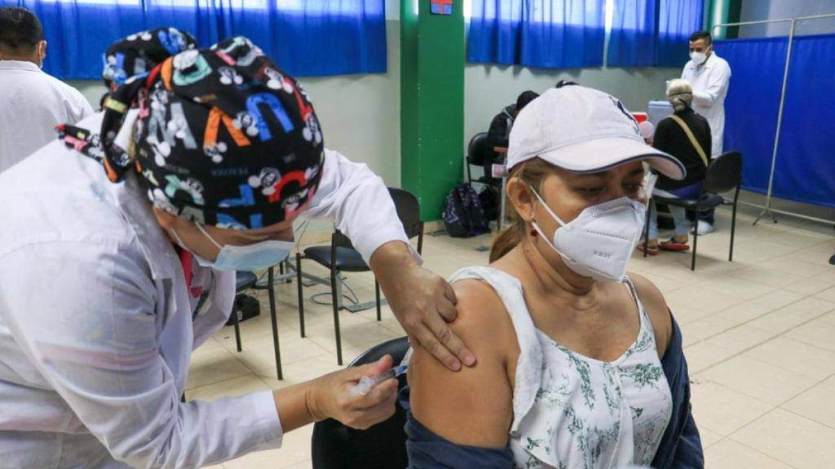 Imagen de una jornada de vacunación en la ciudad de Manta. Salud anunció este 29 de junio que adelanta las fases y edades de la población objetiva a vacunar.