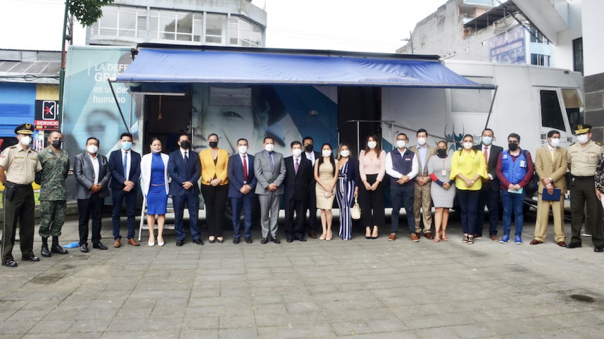 Conmemoración del Día MUndial del Refugiado y lanzamiento de plan para llevar asesoría legal gratuita a la gente. Atrás, una de las unidades móviles.