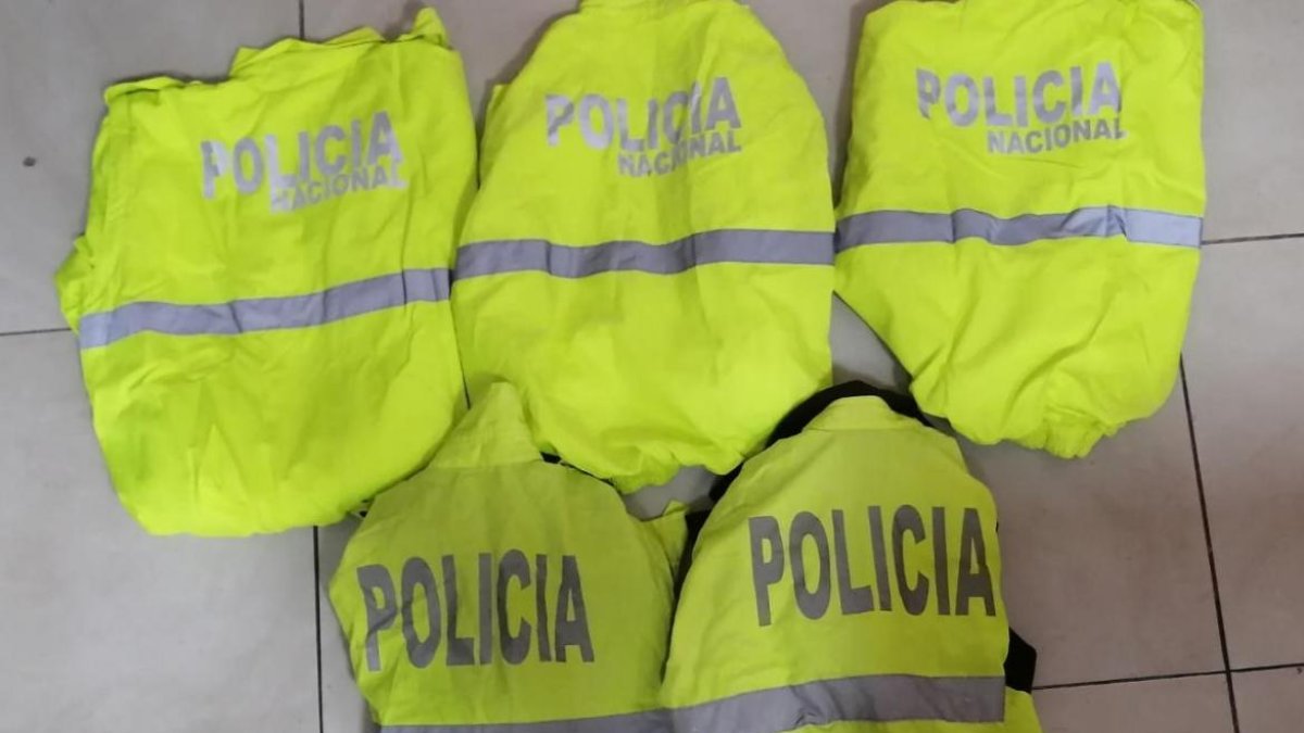 Los sospechosos habrían despojado de su dinero a una persona que salió de una agencia bancaria. Se les encontró armas de fuego.