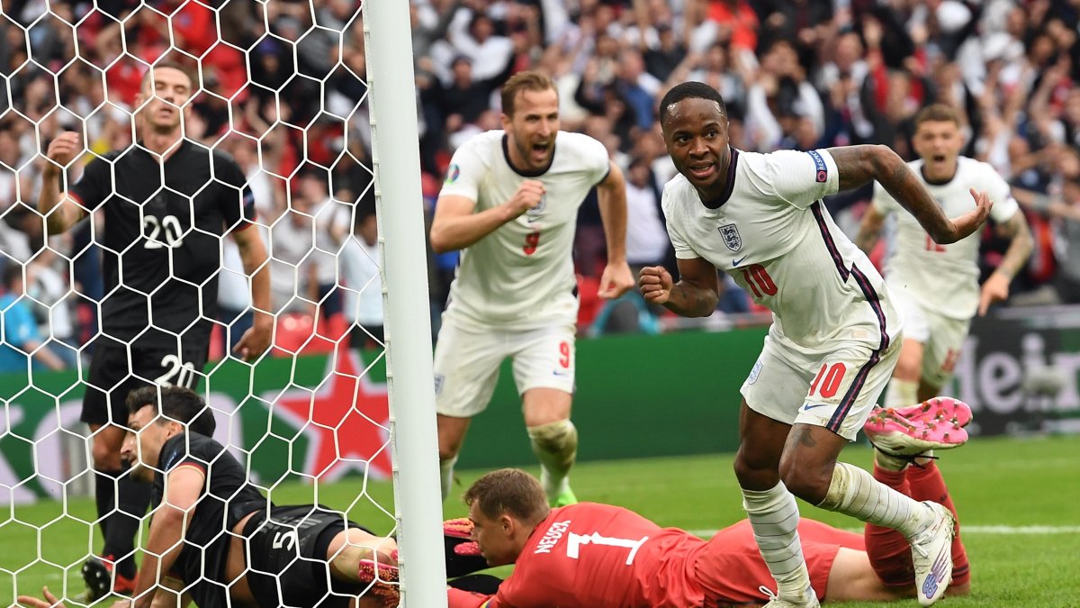 Raheem Sterling (10) corre para festejar el tanto inglés ante el desconsuelo germano.