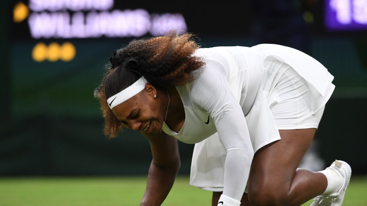 Serena Williams muestra dolor tras sufrir una dolencia en su tobillo.