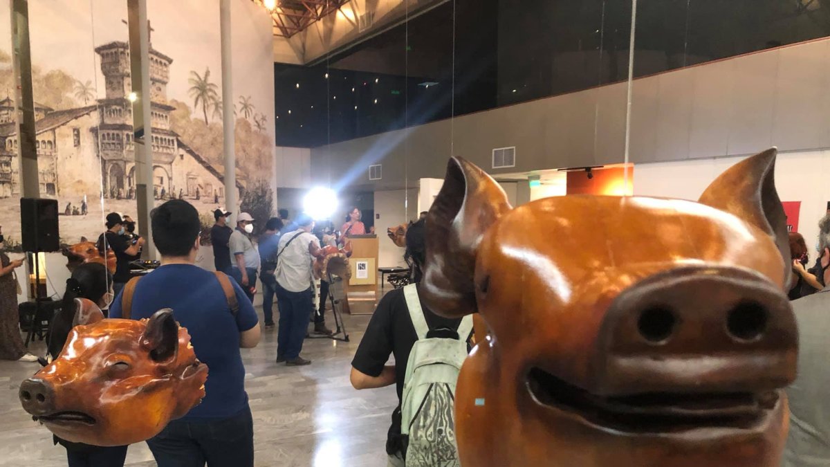 El Museo Nahim Isaías acoge una parte de las creaciones de la Bienal Nómades, como ‘Soy un puerco y los demás también’.