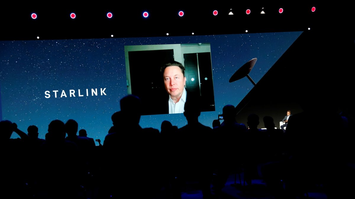 El fundador de Tesla y de la compañía aeroespacial SpaceX, el magnate de origen sudafricano Elon Musk, participa en una videoconferencia en la segunda jornada del Mobile World Congress (MWC) que comenzó ayer en Barcelona, con un formato híbrido y más reducido a causa de la pandemia.