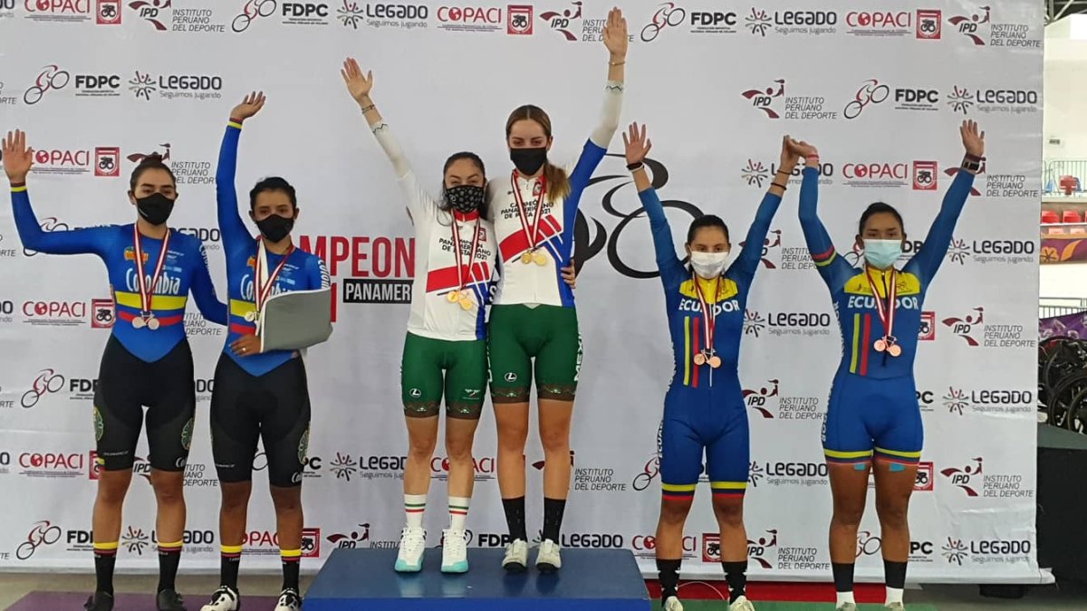Dayana Aguilar y Miryam Núñez (d) en el podio del Panamericano de ciclismo de pista.