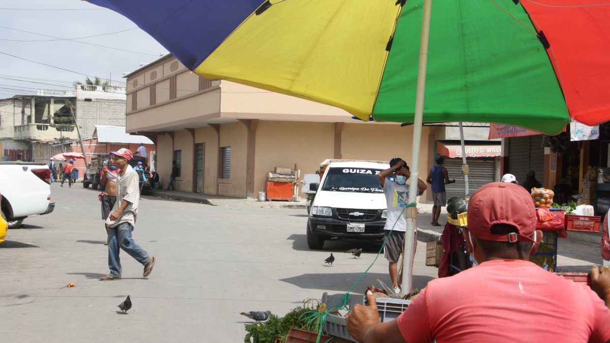 Hecho. Los exteriores de los mercados están tomados por los jóvenes, algunos toman alcohol y otros consumen.