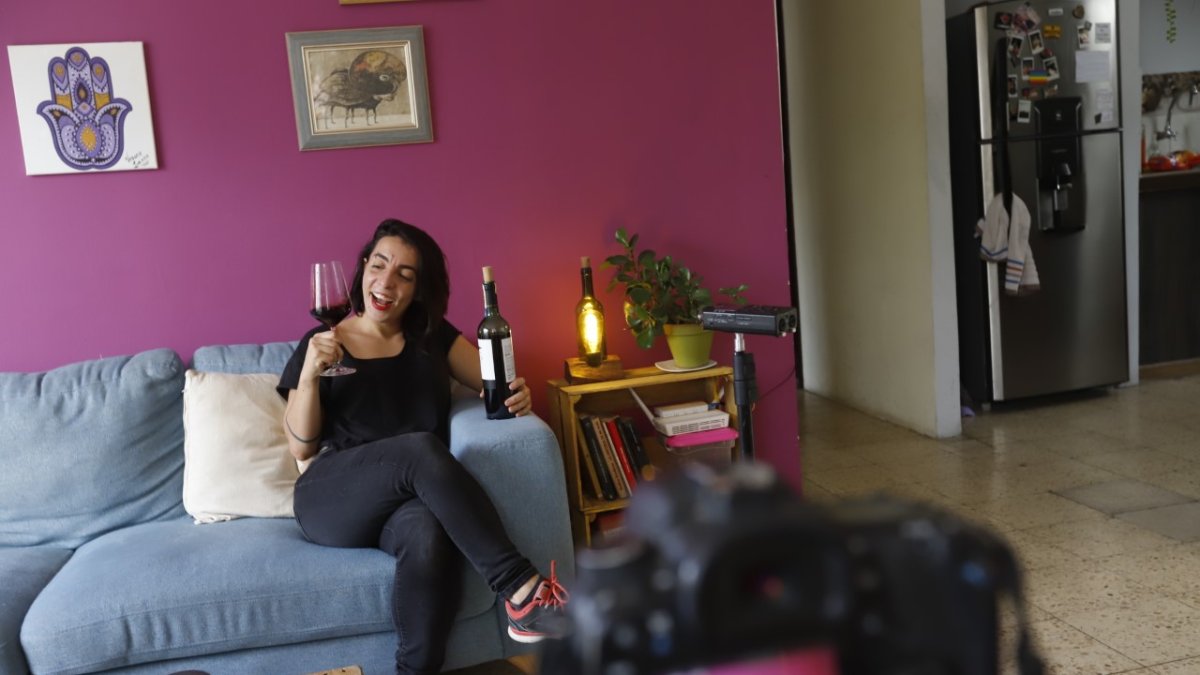 Bethania en un trascámaras de uno de sus videos, en la sala de su casa.