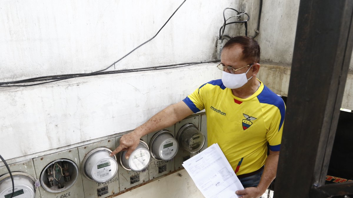 Revisión. La CNEL anunció la inspección de los medidores de usuarios que registran cobros excesivos en las planillas de luz.