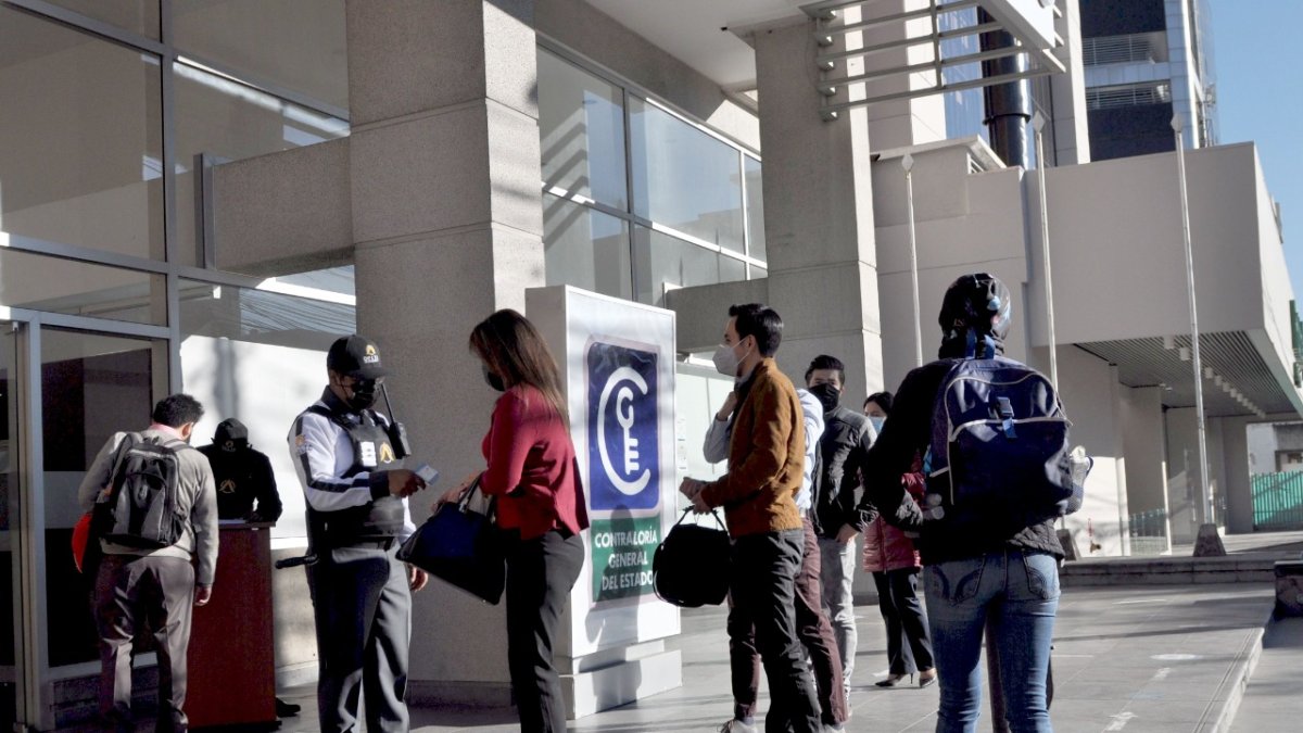 Institución. El martes 29 de junio, en el edificio matriz de la Contraloría, en Quito, los funcionarios hacían fila para ingresar a sus labores.