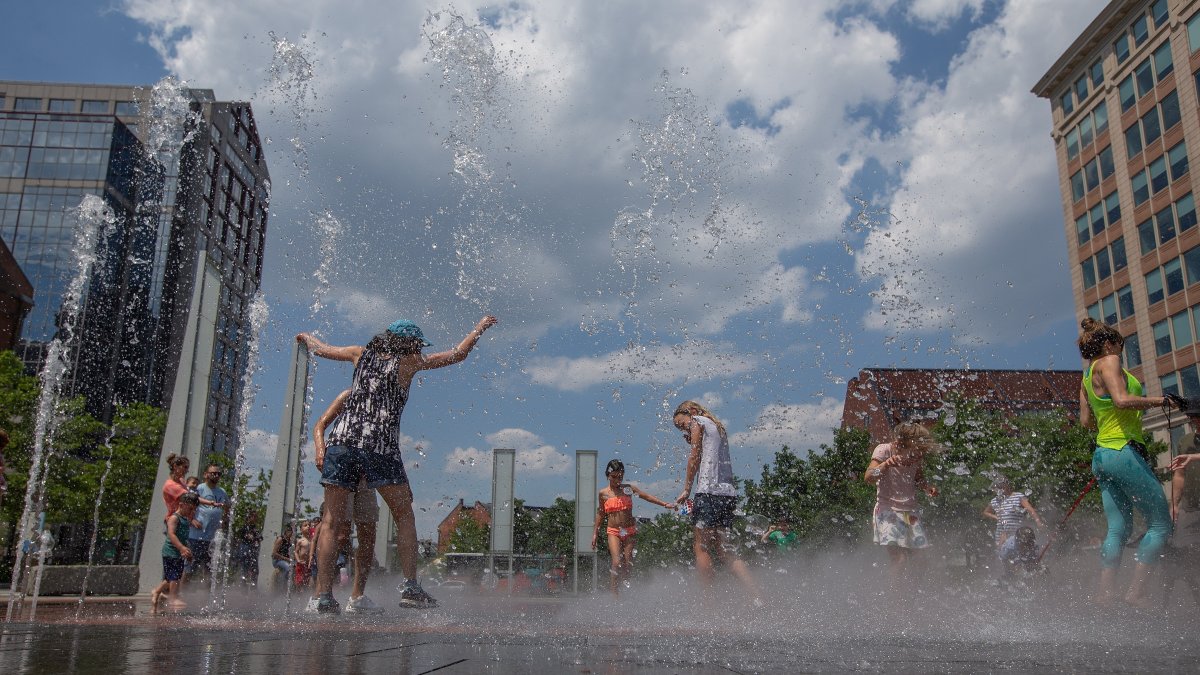 Muchas personas se refrescan en una piletas debido a la ola de calor. / EFE