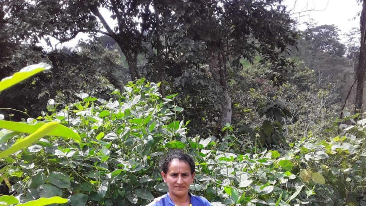 Una de las emprendedoras con su huerto orgánico en Manabí.