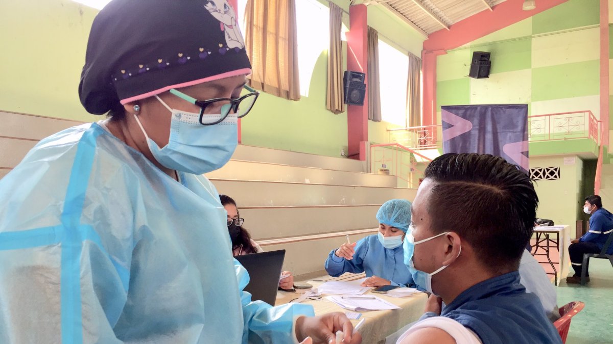 Los trabajadores de las empresas de áreas estratégicas ya han recibido la vacunación contra la Covid-19. En la imagen, personal de CNEL de la provincia de Santa Elena.