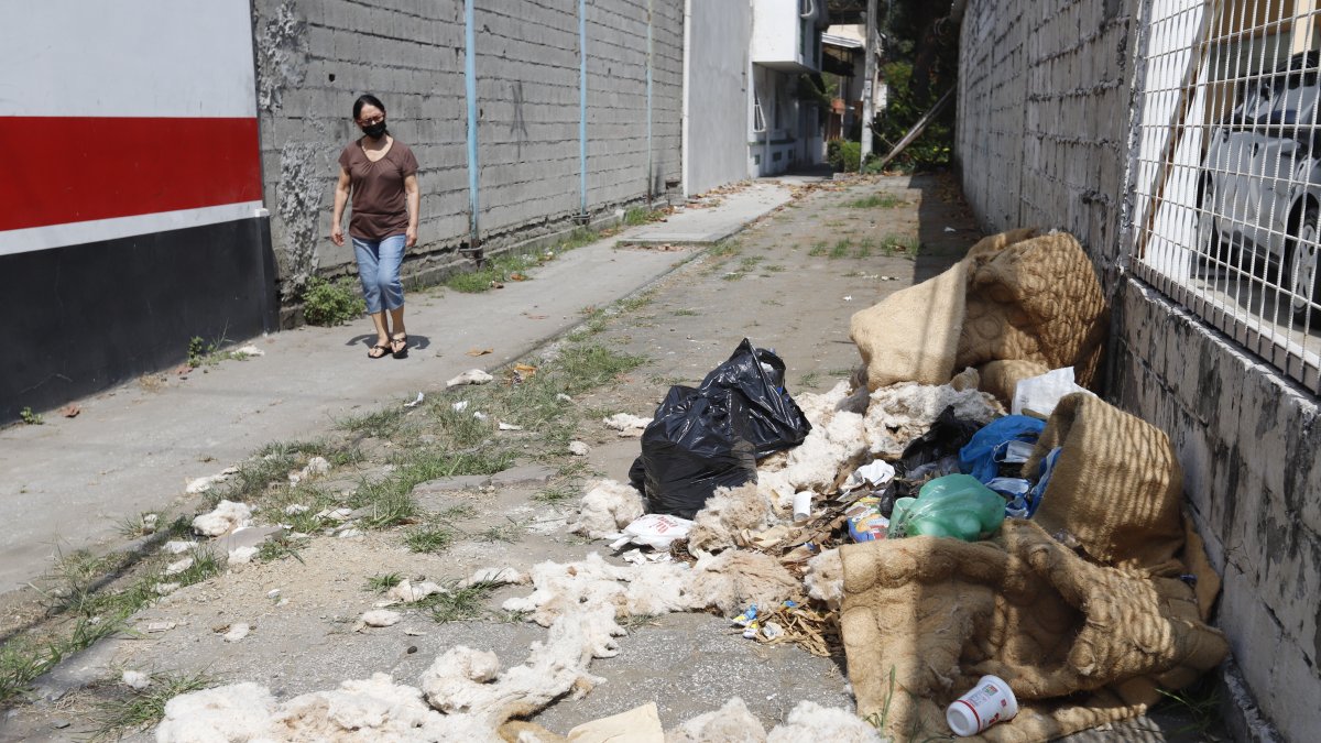 Los peatones caminan por los callejones olvidados y peligrosos con mucha precaución para no ser violentados.