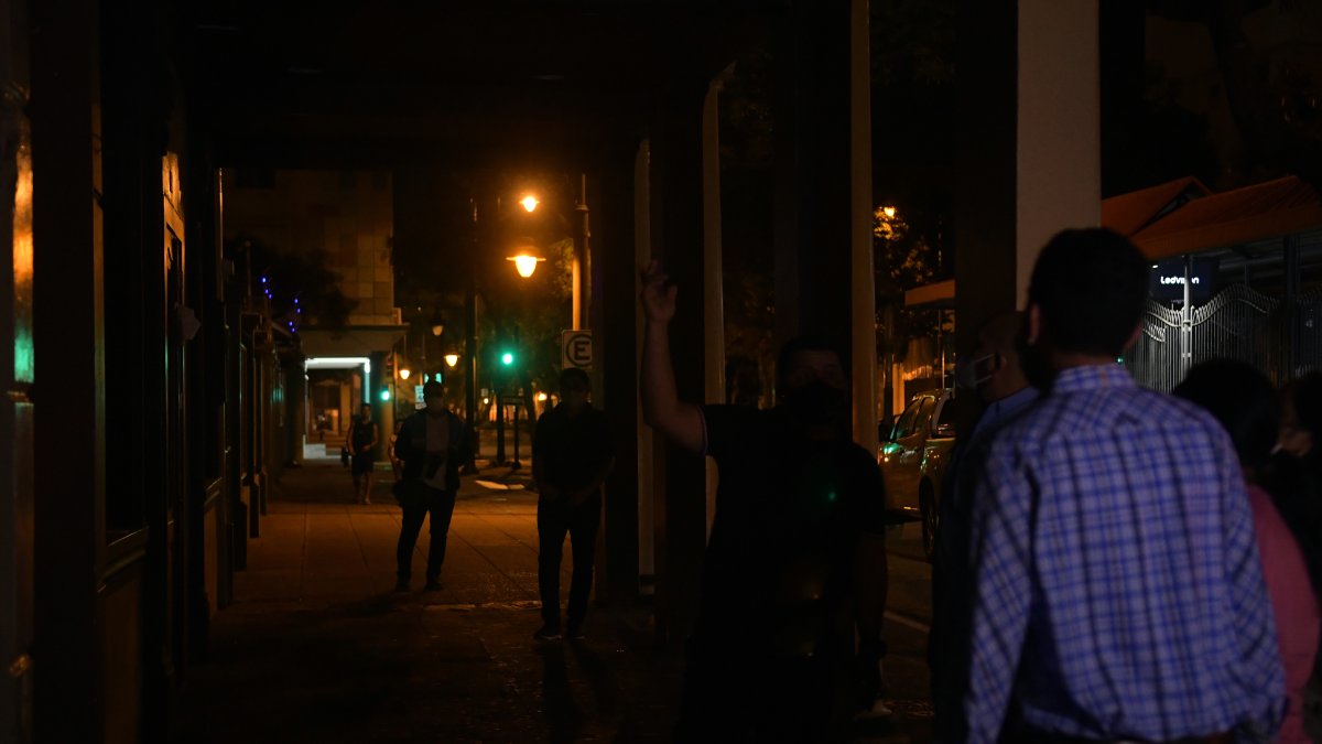 Las autoridades del Municipio de Guayaquil recorren el  centro de la urbe para ver los portales que están a oscuras.