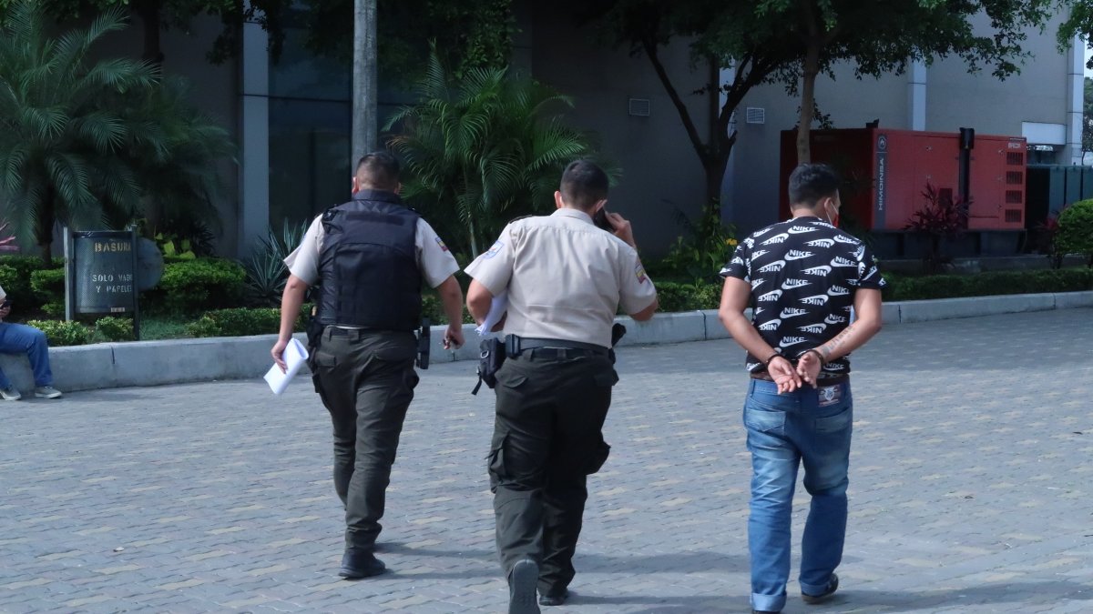 El padre que fue procesado por asesinar a su hija de seis meses de edad es trasladado por la Policía Nacional a dar declaraciones a la Fiscalía.