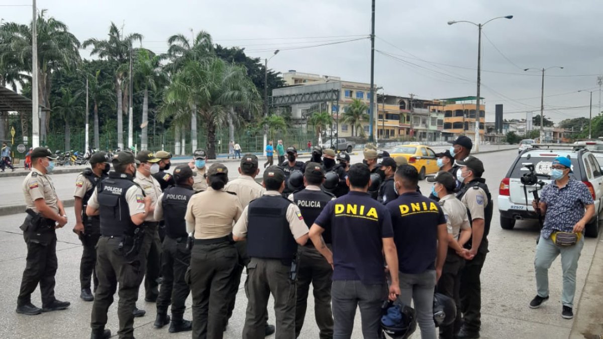 Un grupo de policías se organizan antes de empezar un operativo.