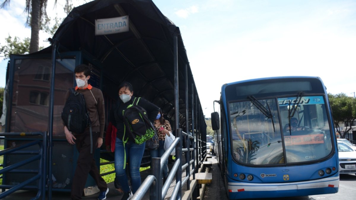 En Seminario Mayor funcionan paradas con lonas dañadas