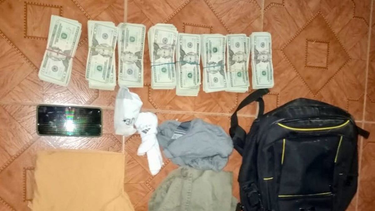 Evidencias. En los allanamientos se incautaron mochilas con dinero.