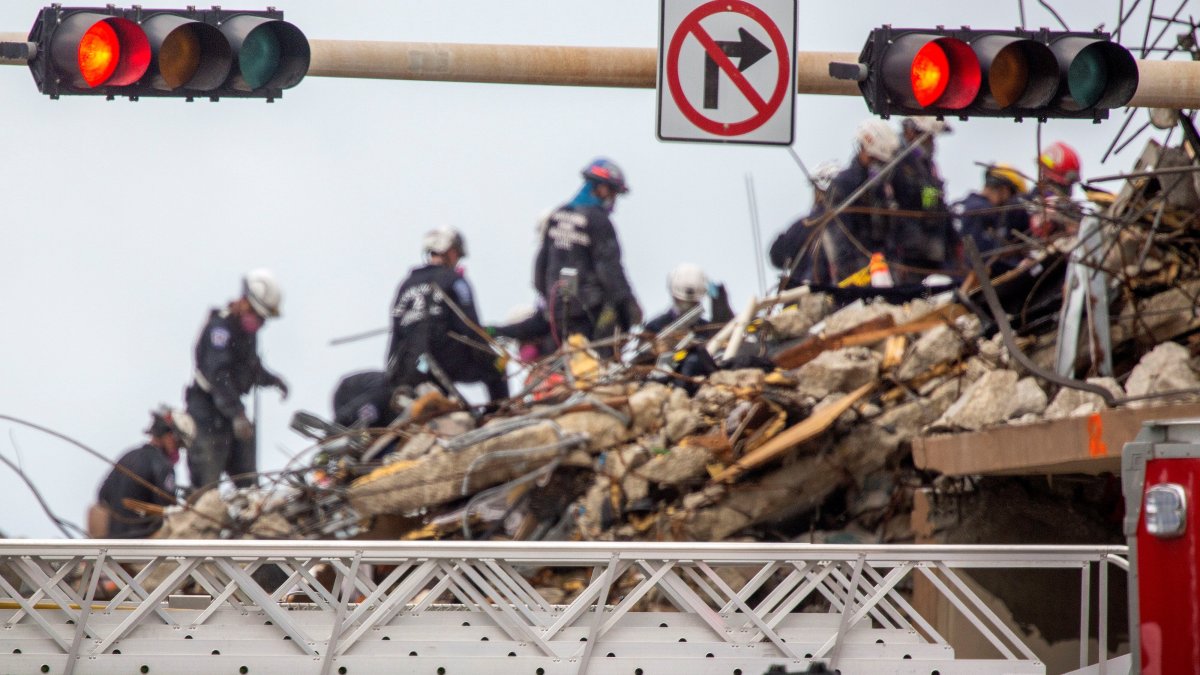 Equipos de rescate trabajan el 30 de junio en el edificio que colapsó parcialmente en Surfside, Florida, EE.UU. EFE/CRISTOBAL HERRERA-ULASHKEVICH