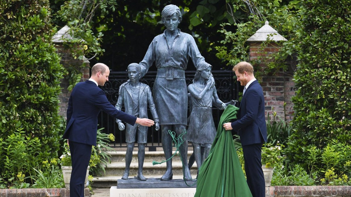 Los hermanos inauguraron el monumento situado en el palacio de Kensington.