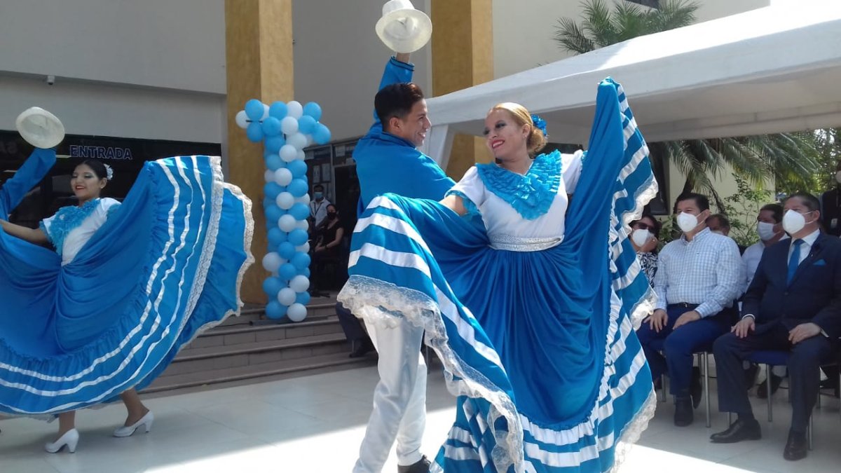 El grupo folclórico Huancavilca de la Facultad de Educación Física deleitó con un baile típico.