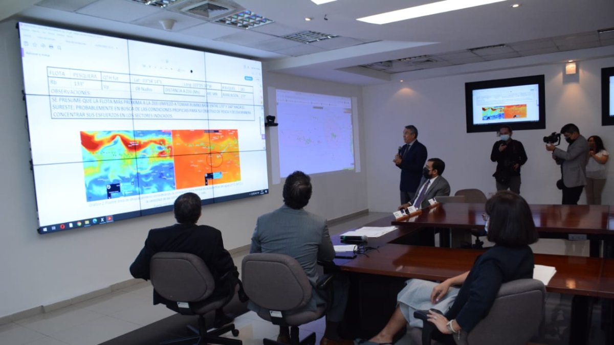Explicación. Autoridades de Gobierno explicaron la situación de la flota pesquera.