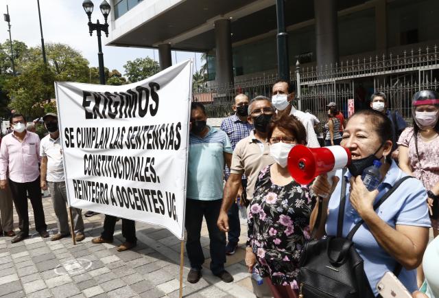 Jubilados de la Universidad de Guayaquil exigen el pago de la ...
