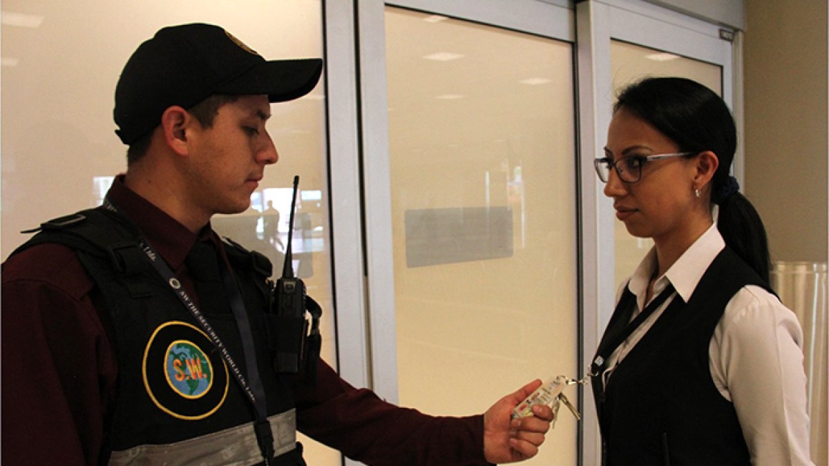 Un agente de una compañía de seguridad, haciendo su trabajo en el aeropuerto de Quito.