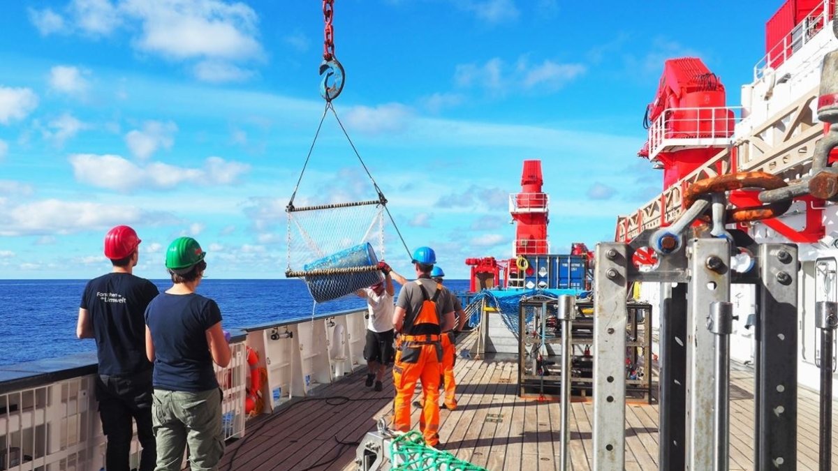 Imagen del buque de investigación alemán SONNE durante la expedición SO268/3 que cruza el océano Pacífico Norte desde Vancouver a Singapur en verano, recogiendo plástico.