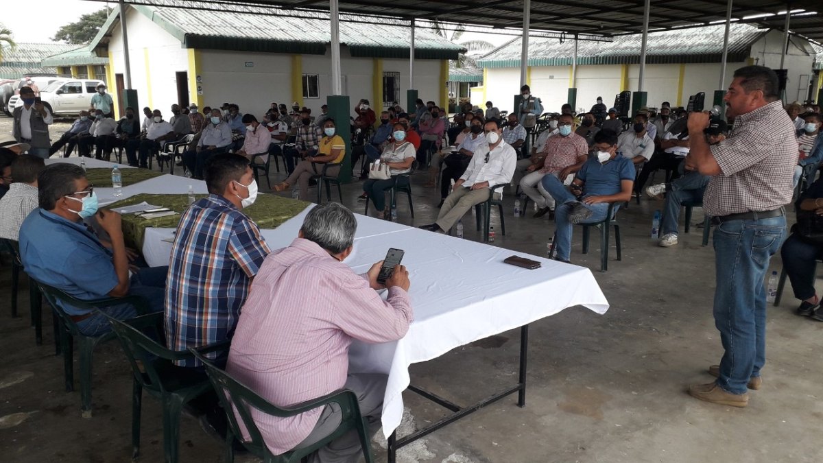 Julio Carchi y Heitel Lozano, dirigentes, durante la Asamblea realizada en América Lomas.