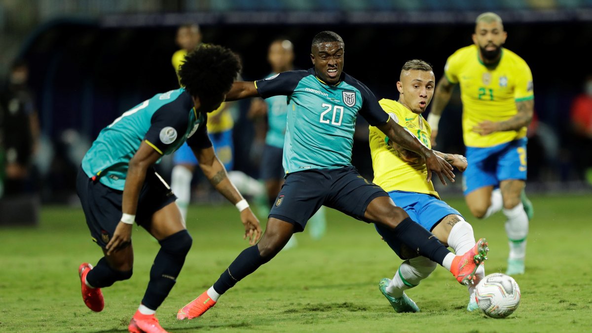 Jhegson Méndez (c) es el abanderado de las estadísticas en la selección ecuatoriana.