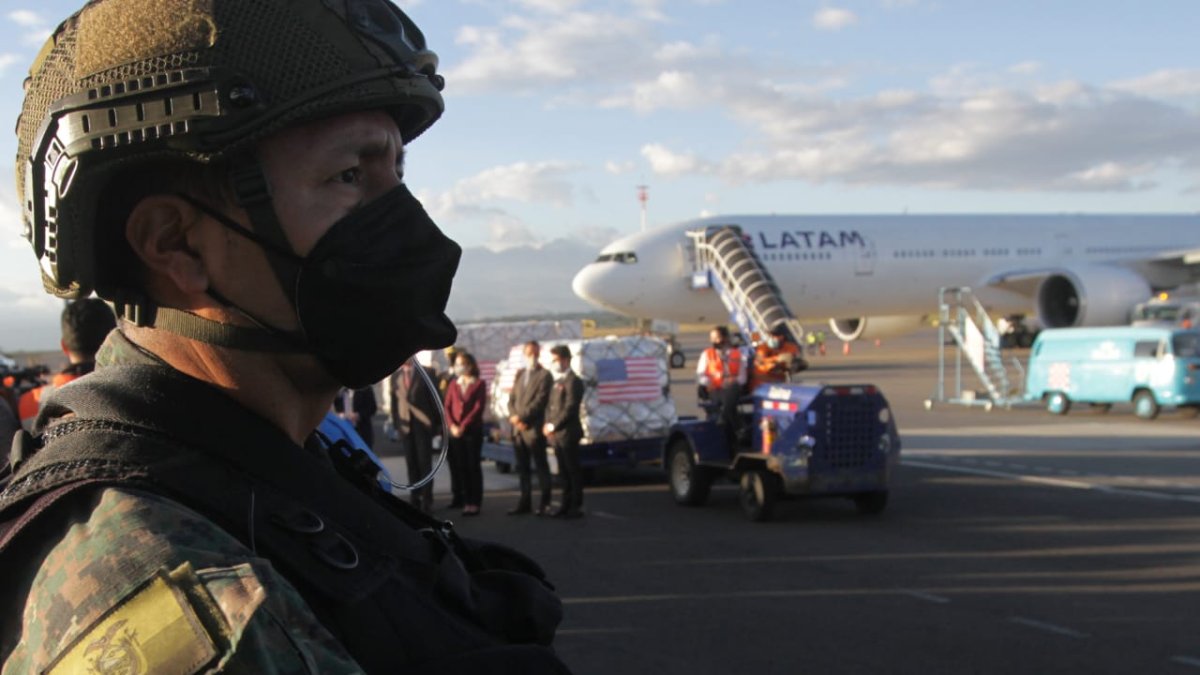 Donación. La tarde de este jueves llegaron al país un millón de vacunas Pfizer, donadas por Estados Unidos.