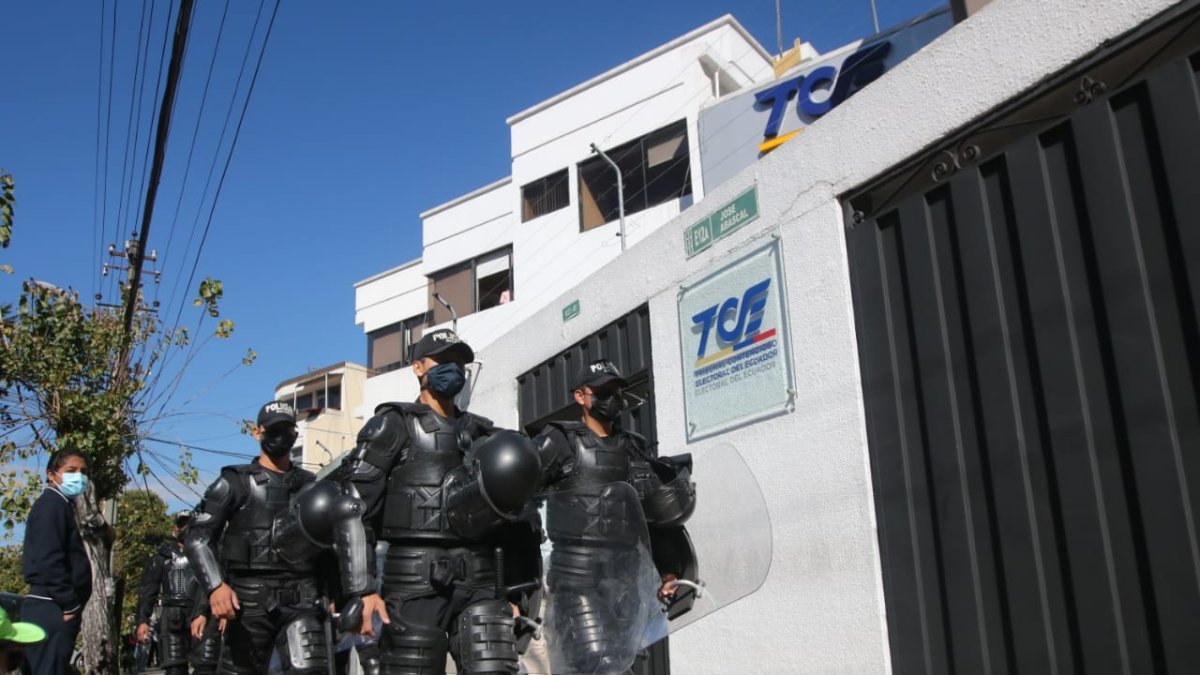 Manifestación. Policías antimotines llegaron a resguardar las instalaciones del Tribunal Contencioso, ante la llegada de cientos de manifestantes.