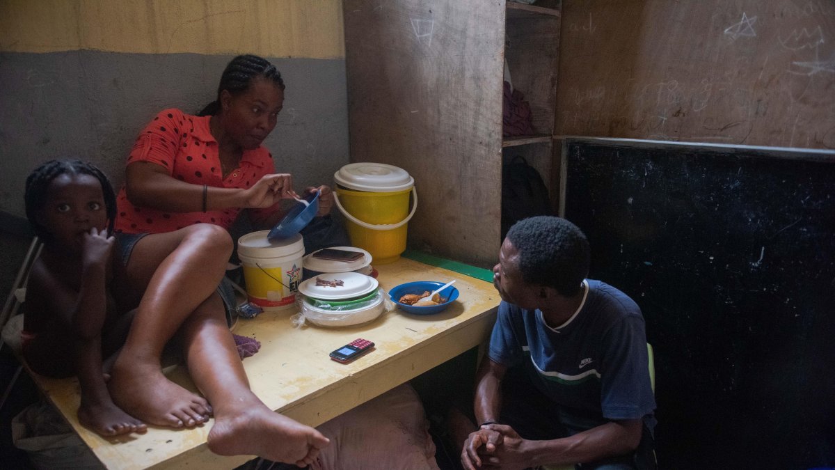Fotografía de varios desplazados en una escuela de Pétion-Ville, en Puerto Príncipe (Haití).