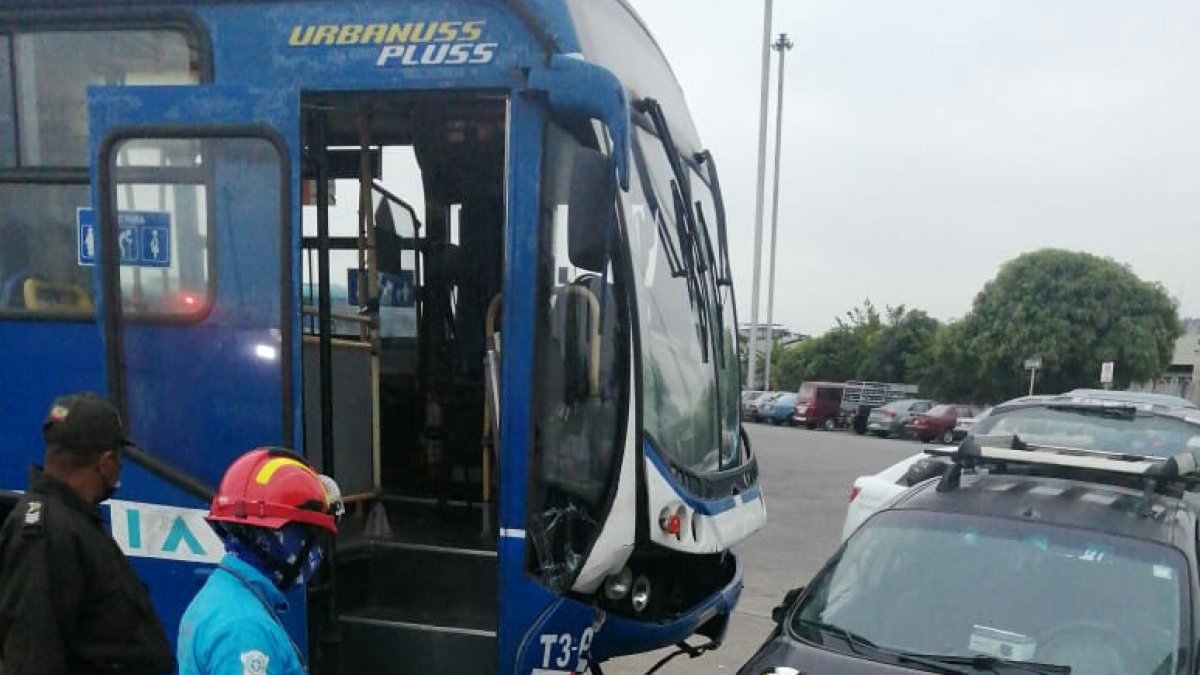 En la estación de la Metrovía de Bastión una unidad atropelló a un hombre este viernes 2 de julio.