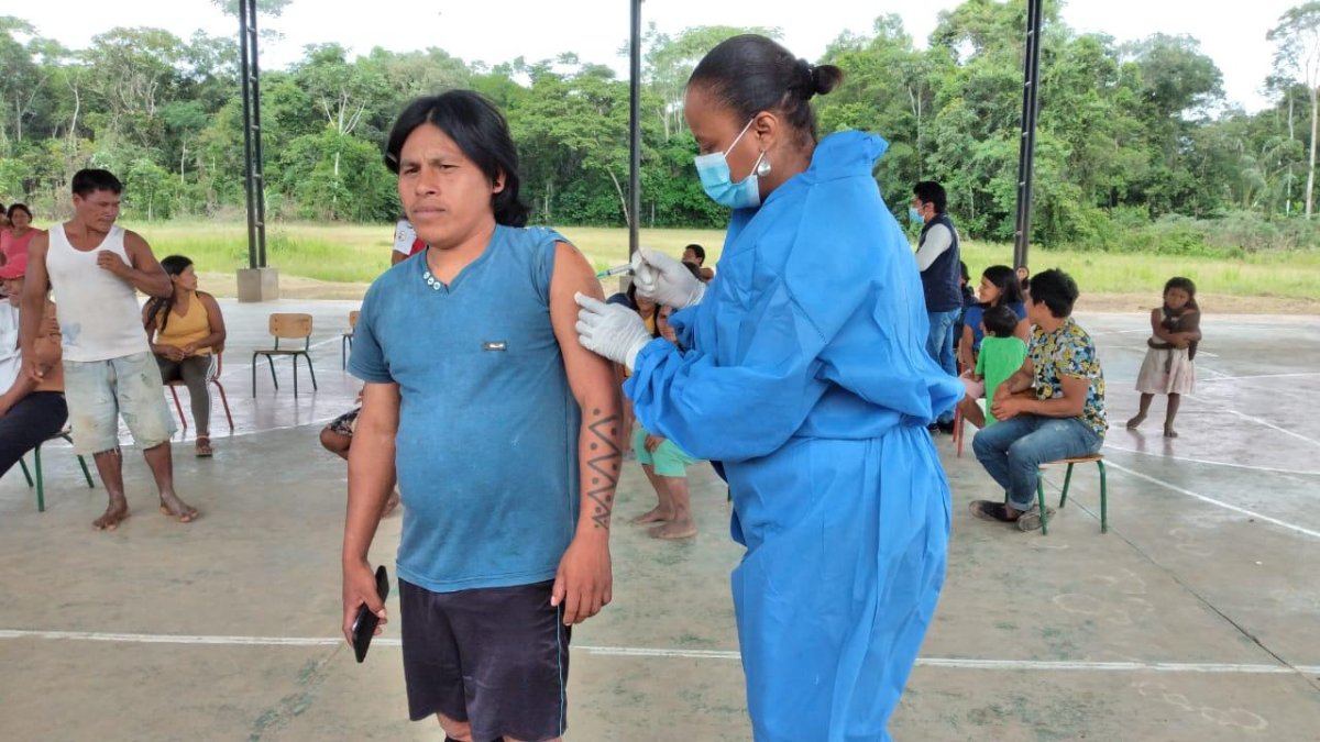 Ecuador vacuna contra la covid a indígenas de zona intangible de la Amazonía.