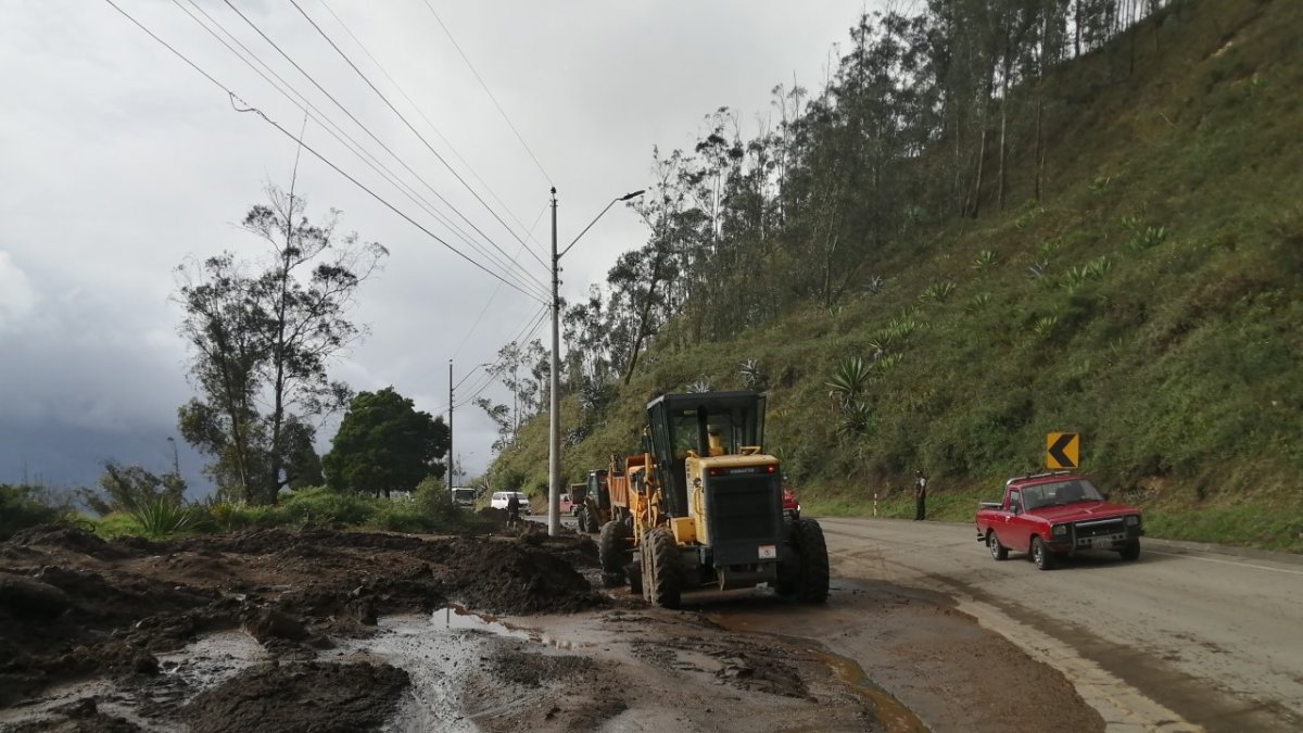 En la vía Pelileo-Baños-Puyo el MTOP trabaja para arreglar dos socavones que con las lluvias se ha expandido más.