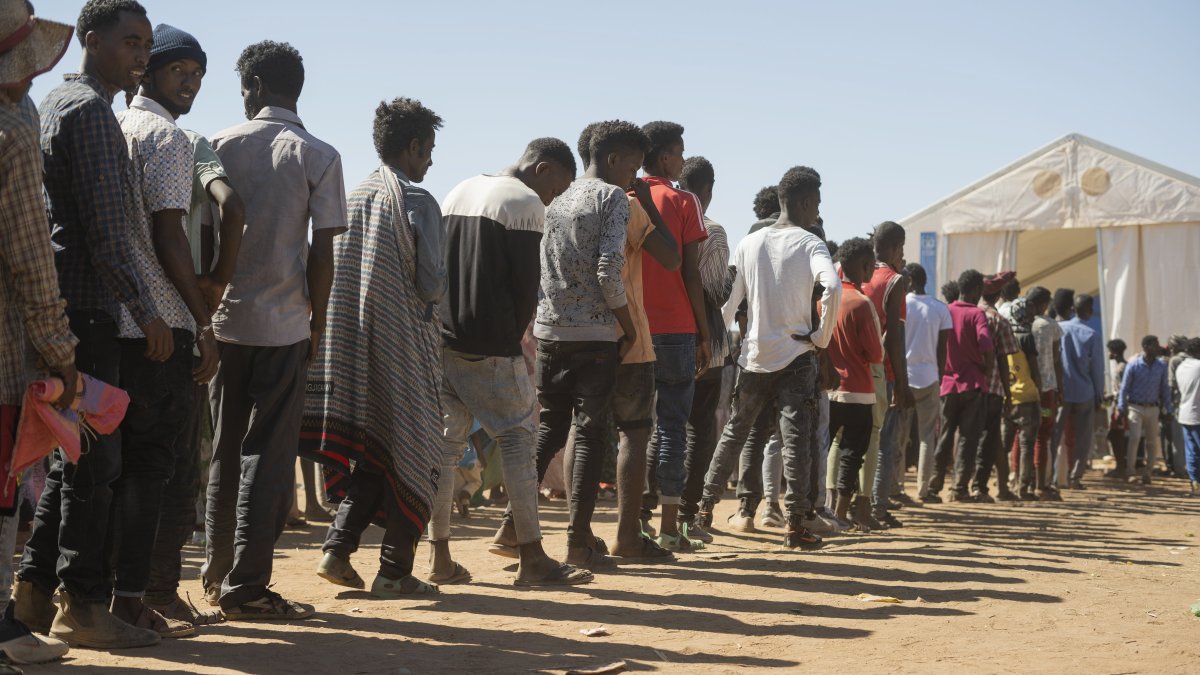 Refugiados etíopes hacen fila para recibir asistencia humanitaria en la región de Tigray.